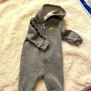 NIKE Sweatsuit. Never worn!! 3 month